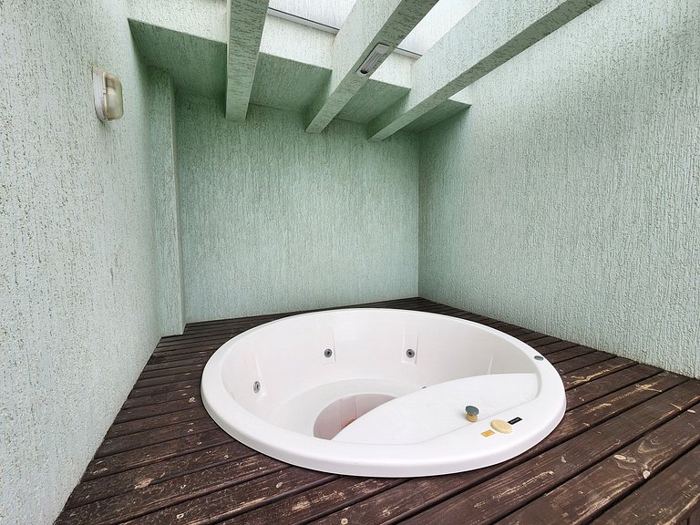 Lindo Duplex com jacuzzi, 100m praia, até 6p